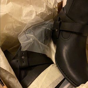 Woman’s size 7.5 UGG Elysian Boot